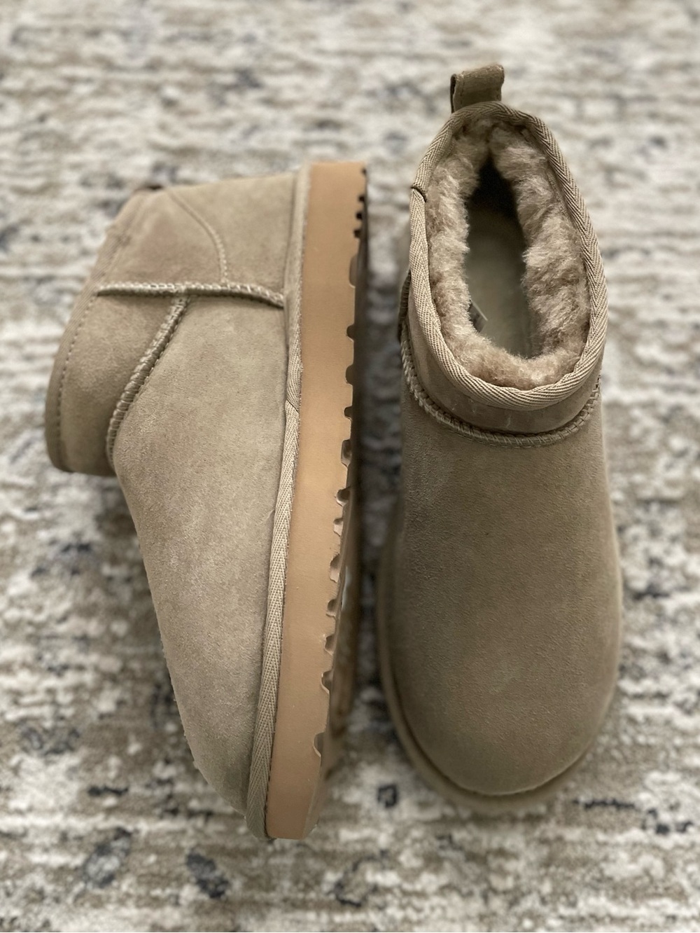 NEW UGG Classic Ultra Mini Platform Boots Sheepskin Size 9 Womens Taupe